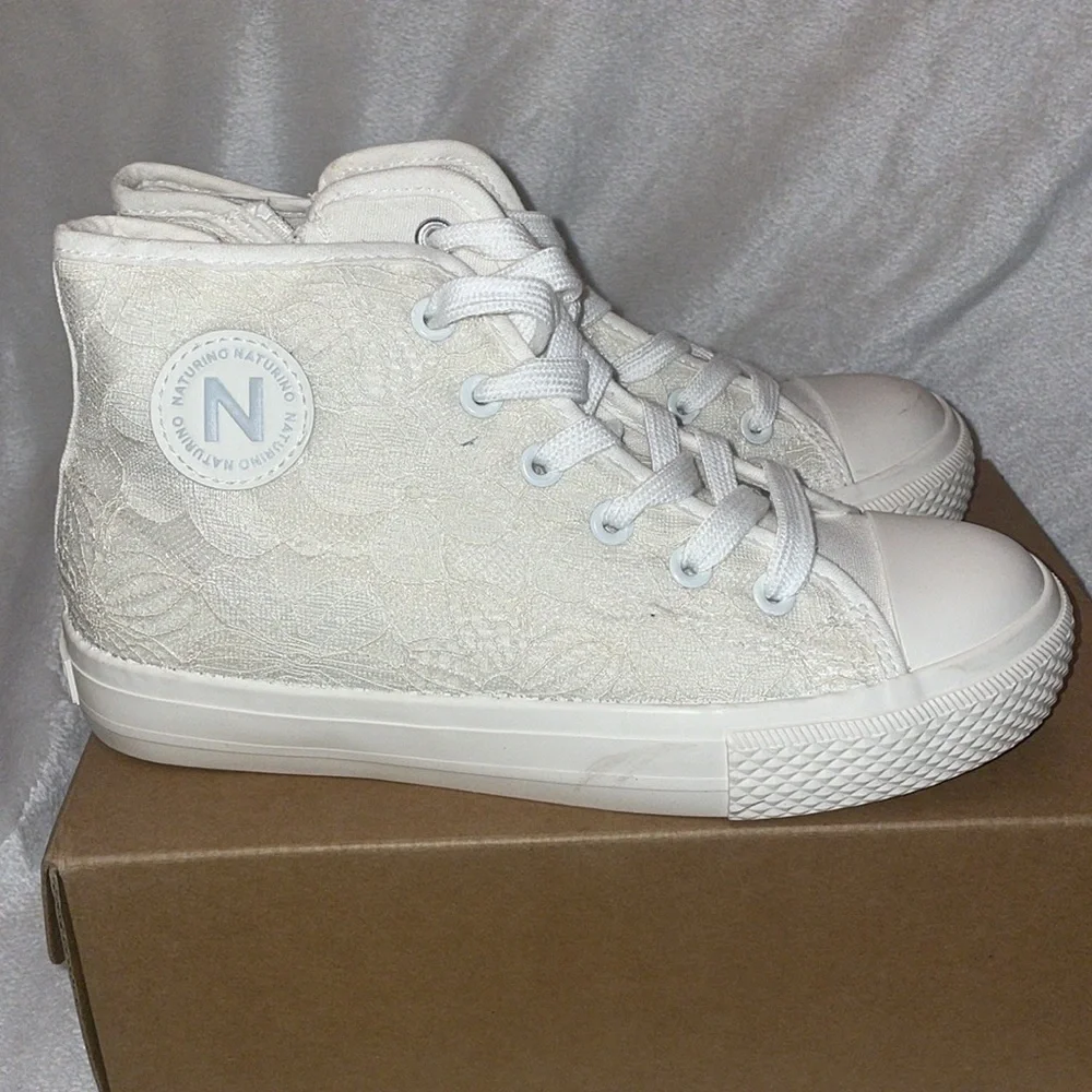 NATURINO YLFAS White Lace High-Top Sneakers